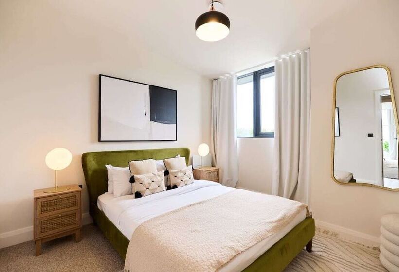 The Woodford Paradise   Homely 2bdr House With Terrace