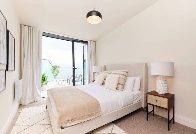 The Woodford Paradise   Homely 2bdr House With Terrace