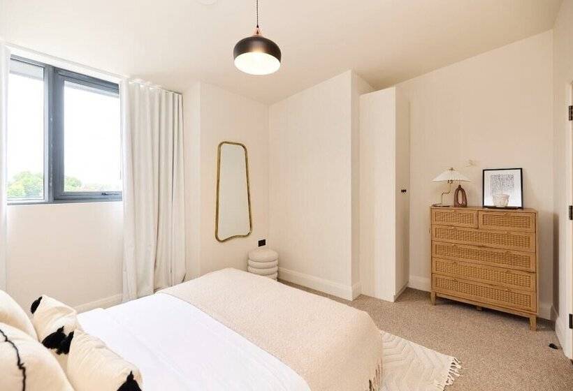 The Woodford Paradise   Homely 2bdr House With Terrace