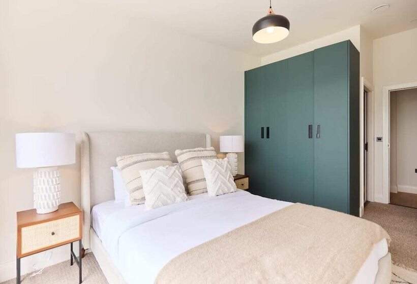 The Woodford Paradise   Homely 2bdr House With Terrace