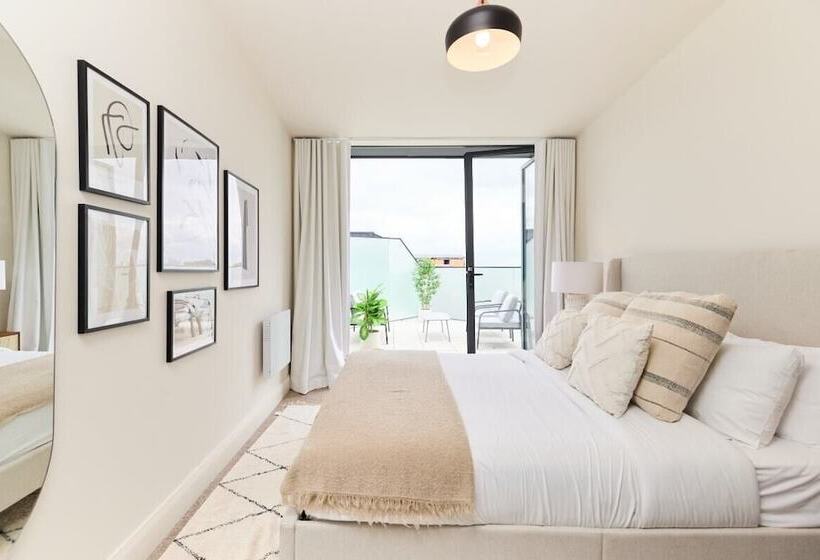 The Woodford Paradise   Homely 2bdr House With Terrace