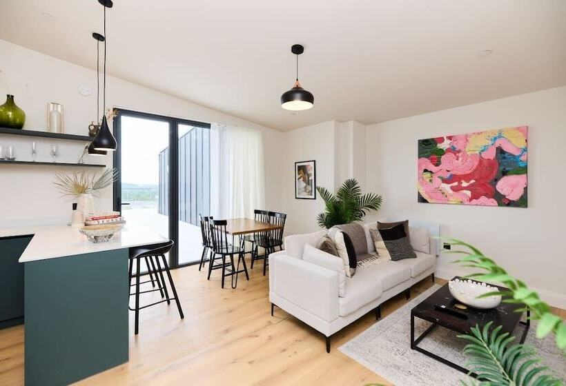 The Woodford Paradise   Homely 2bdr House With Terrace