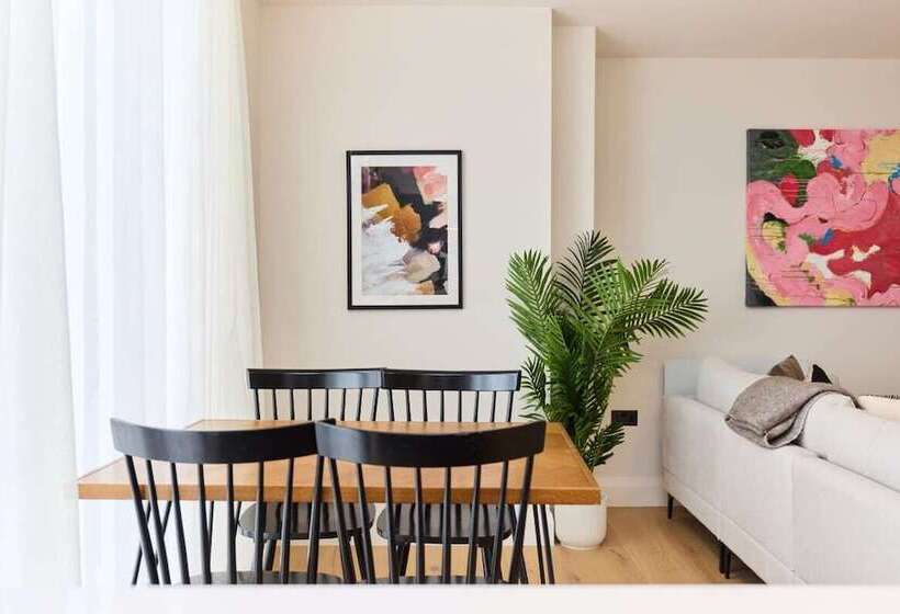 The Woodford Paradise   Homely 2bdr House With Terrace