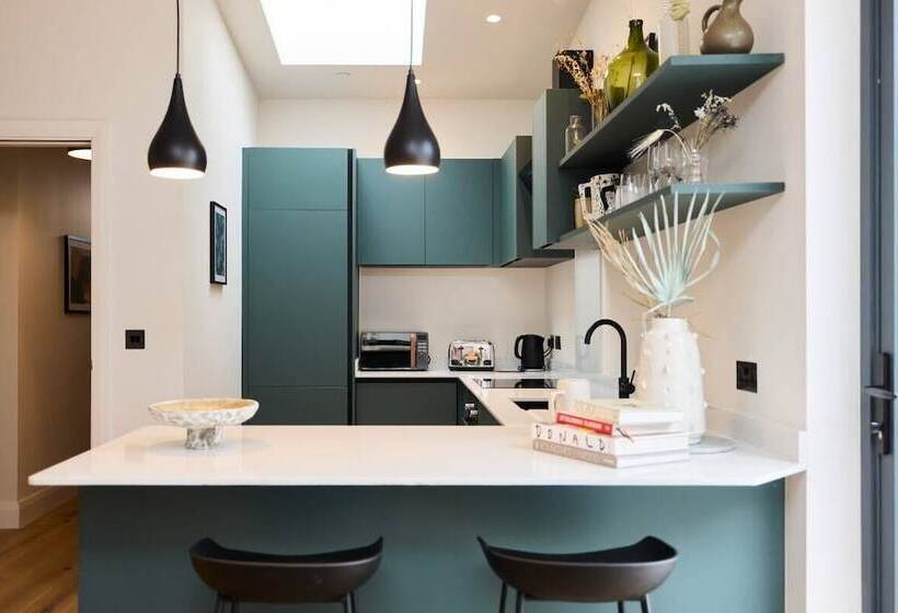 The Woodford Paradise   Homely 2bdr House With Terrace