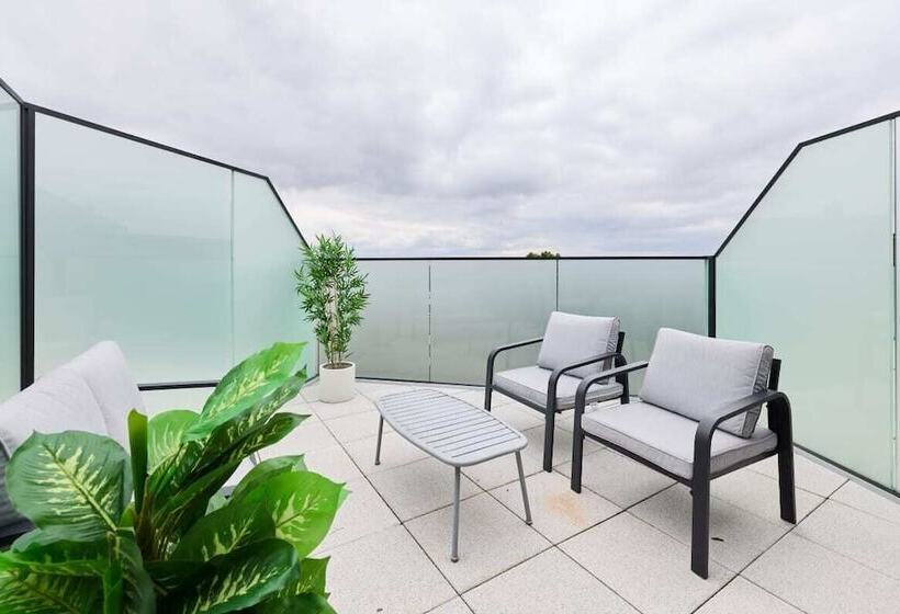 The Woodford Paradise   Homely 2bdr House With Terrace