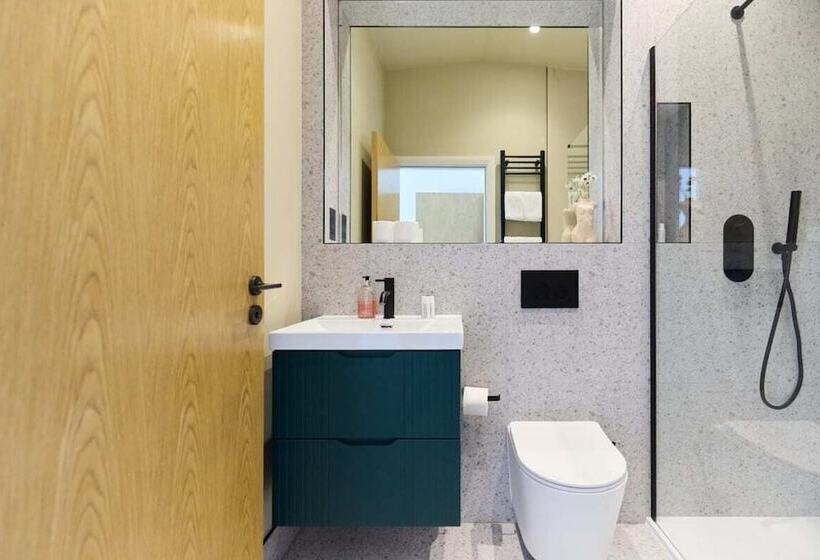 The Woodford Paradise   Homely 2bdr House With Terrace