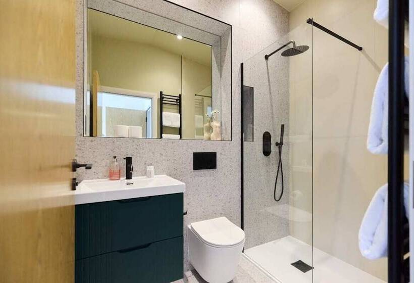 The Woodford Paradise   Homely 2bdr House With Terrace