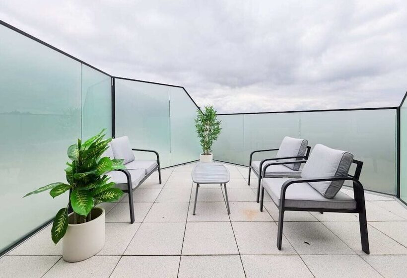 The Woodford Paradise   Homely 2bdr House With Terrace