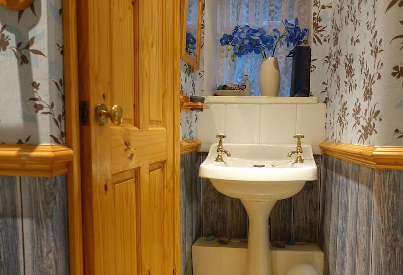 Traditional 2 Bed Cottage In Eyam Hope Valley