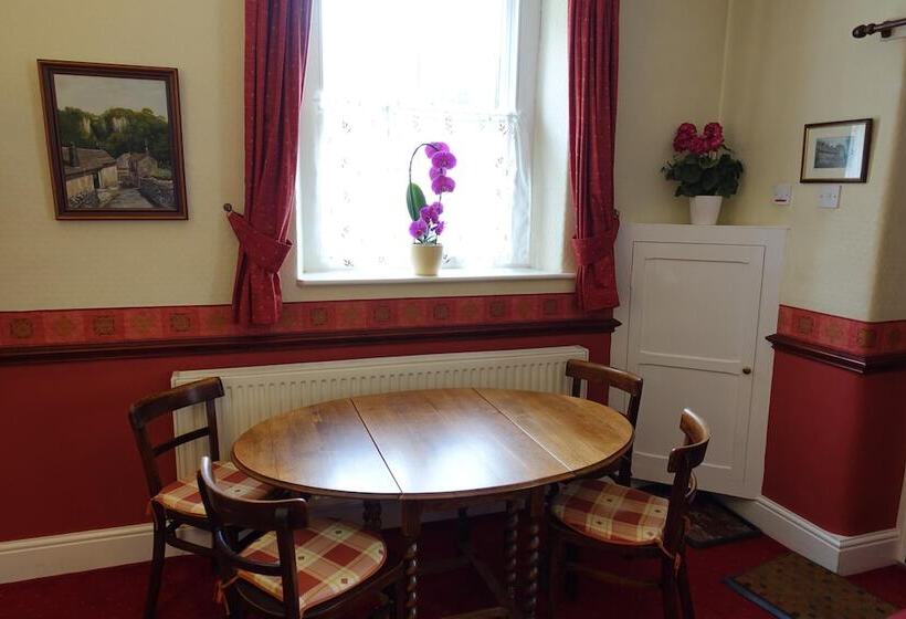 Traditional 2 Bed Cottage In Eyam Hope Valley