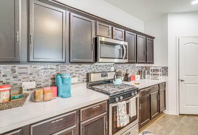 Welcoming Home ~ 16 Mi To Downtown Houston!