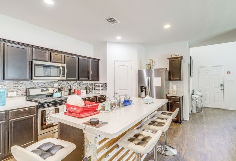 Welcoming Home ~ 16 Mi To Downtown Houston!