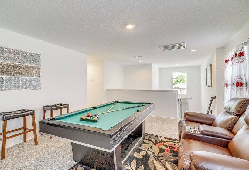 Welcoming Home ~ 16 Mi To Downtown Houston!