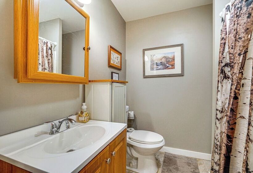 Wilmington Retreat Near Trails, Skiing & Festivals