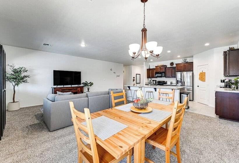 Year Round Yuma Escape Near Dtwn: Pets Welcome!