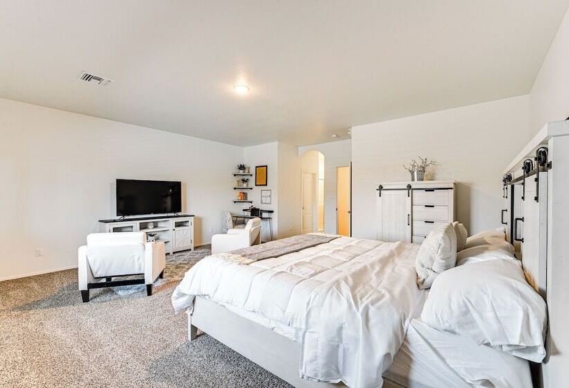 Year Round Yuma Escape Near Dtwn: Pets Welcome!