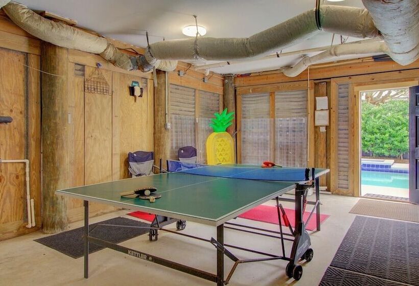 3800 Cameron Boulevard Avantstay Pool, Ocean Views, Deck