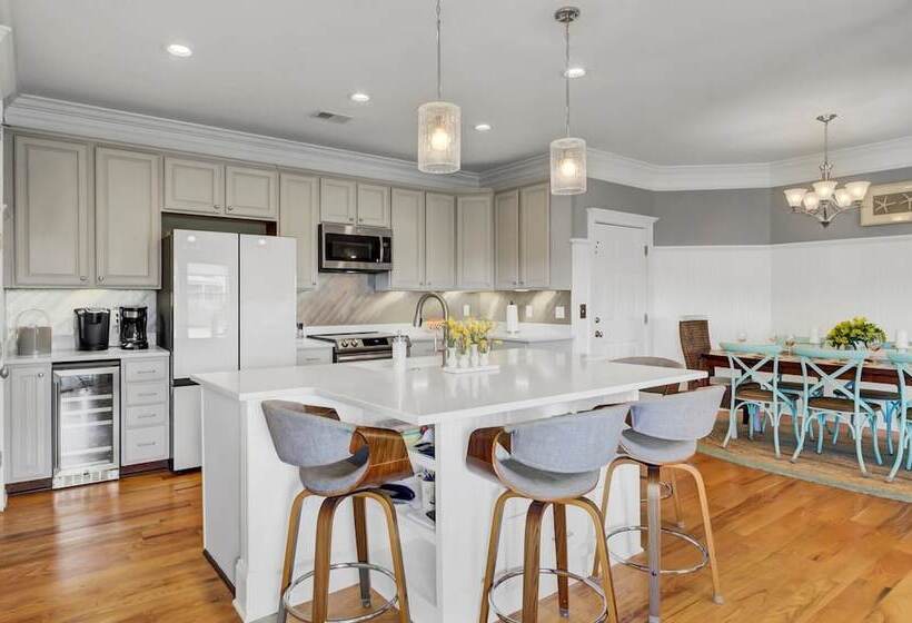 3800 Cameron Boulevard Avantstay Pool, Ocean Views, Deck