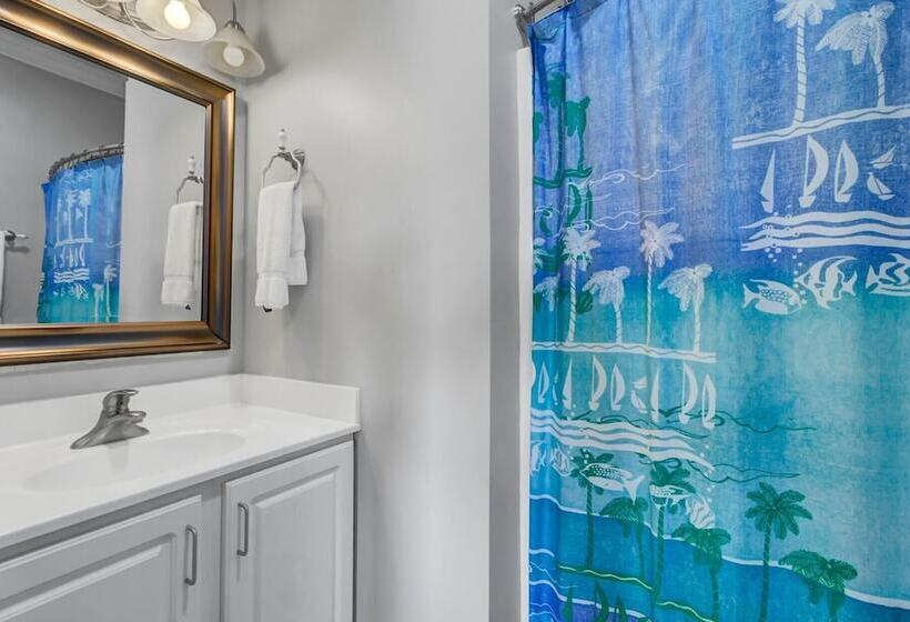 3800 Cameron Boulevard Avantstay Pool, Ocean Views, Deck