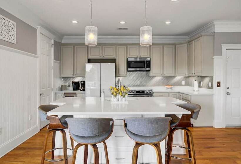 3800 Cameron Boulevard Avantstay Pool, Ocean Views, Deck