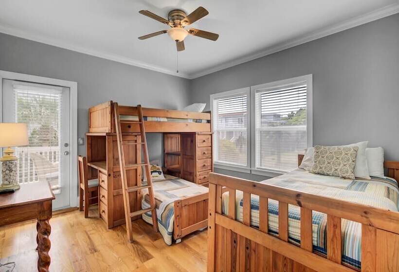 3800 Cameron Boulevard Avantstay Pool, Ocean Views, Deck