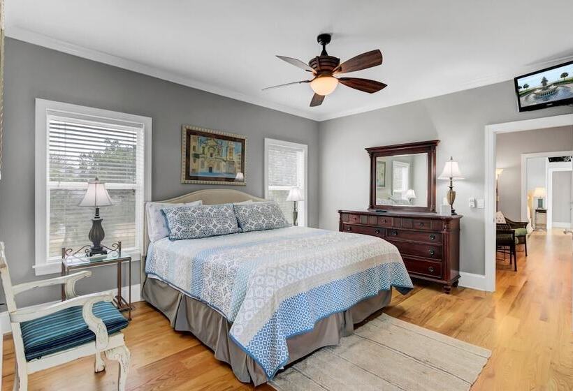 3800 Cameron Boulevard Avantstay Pool, Ocean Views, Deck