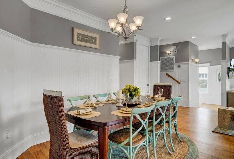 3800 Cameron Boulevard Avantstay Pool, Ocean Views, Deck