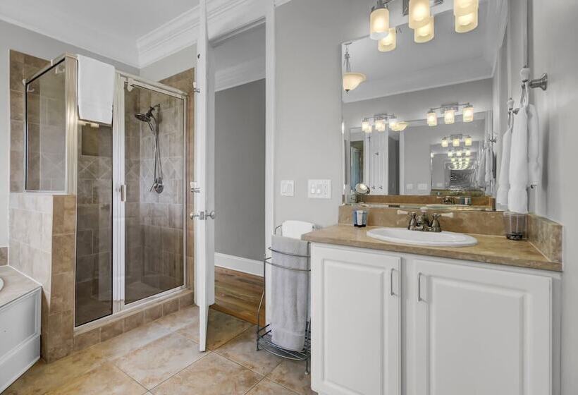 3800 Cameron Boulevard Avantstay Pool, Ocean Views, Deck