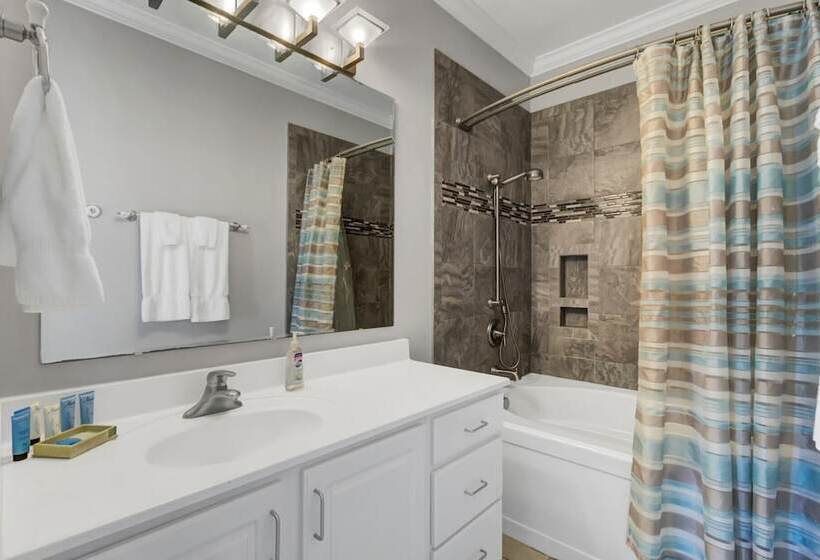 3800 Cameron Boulevard Avantstay Pool, Ocean Views, Deck