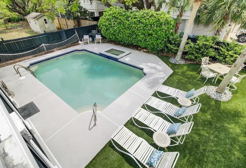 3800 Cameron Boulevard Avantstay Pool, Ocean Views, Deck