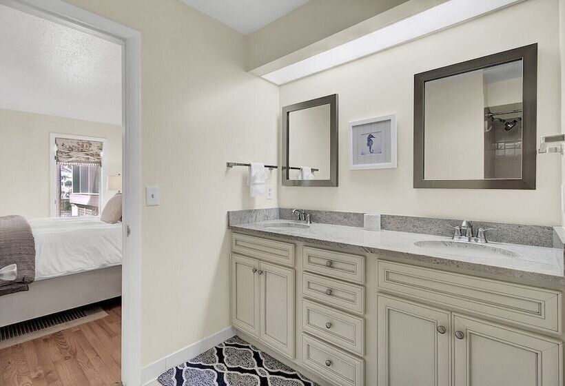 401 Yacht By Avantstay Marina View, Pool, Porch