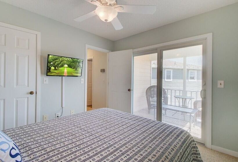 72 Pelican Bay Avantstay Community Pool, Decks