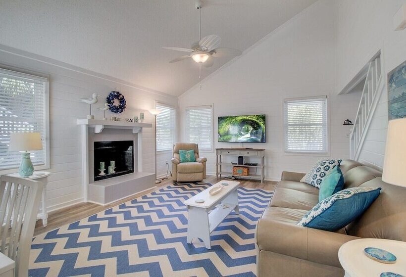 72 Pelican Bay Avantstay Community Pool, Decks