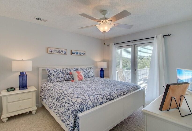 72 Pelican Bay Avantstay Community Pool, Decks