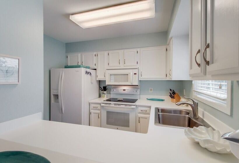 72 Pelican Bay Avantstay Community Pool, Decks