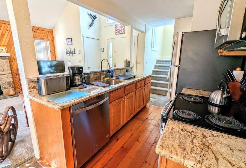 Alpine Allure By Avantstay Indoor Hot Tub, Game Loft, Enclosed Deck