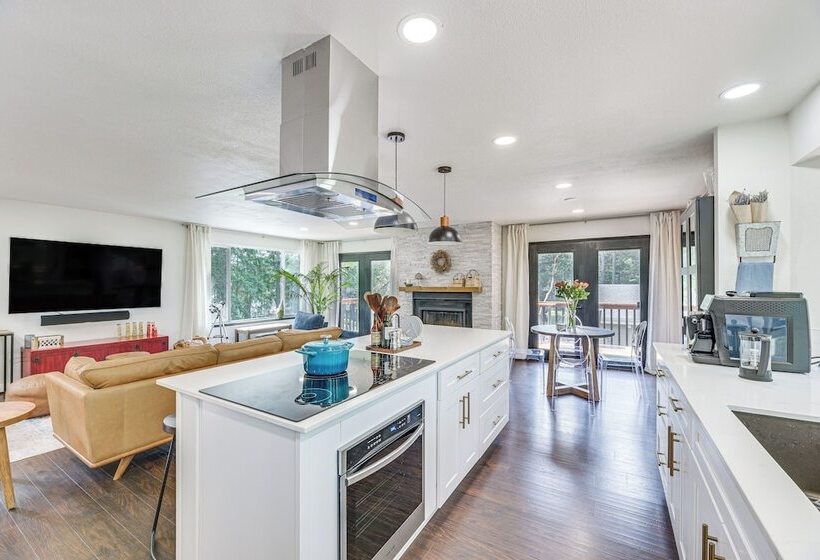 Anderson Island Home W/ Deck: Steps To Lake!