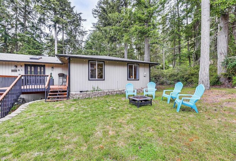 Anderson Island Home W/ Deck: Steps To Lake!