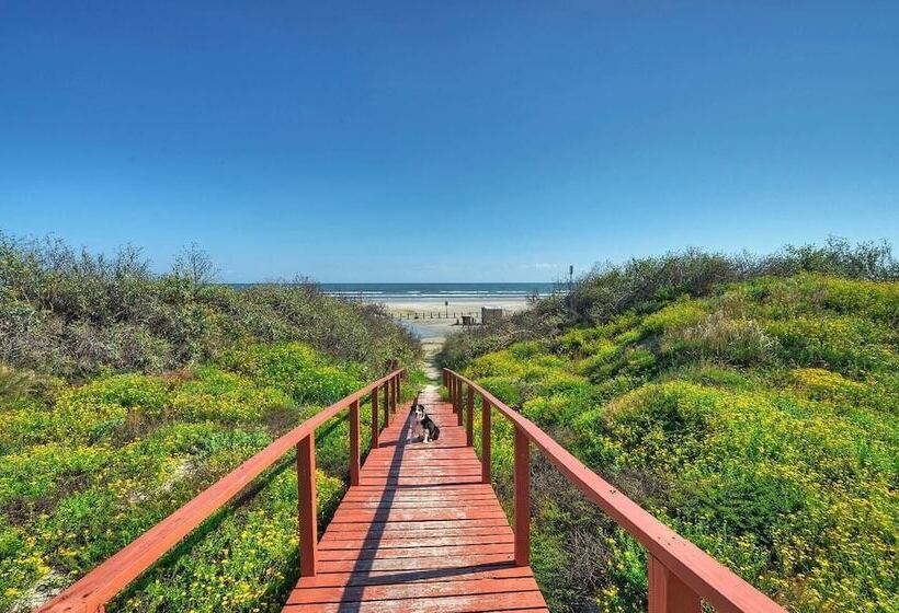 Beach Bungalow By Avantstay Pool + Boardwalk