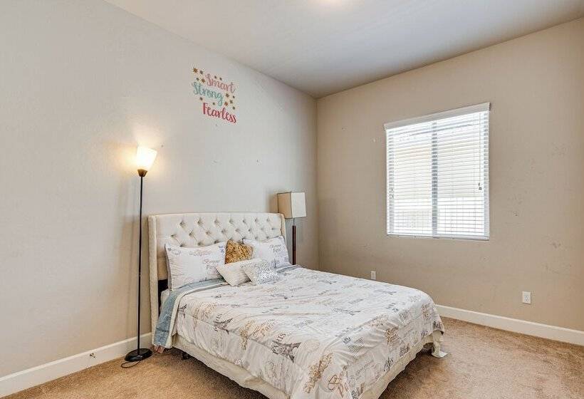 Beautiful Bakersfield Home ~ 8 Mi To Downtown!