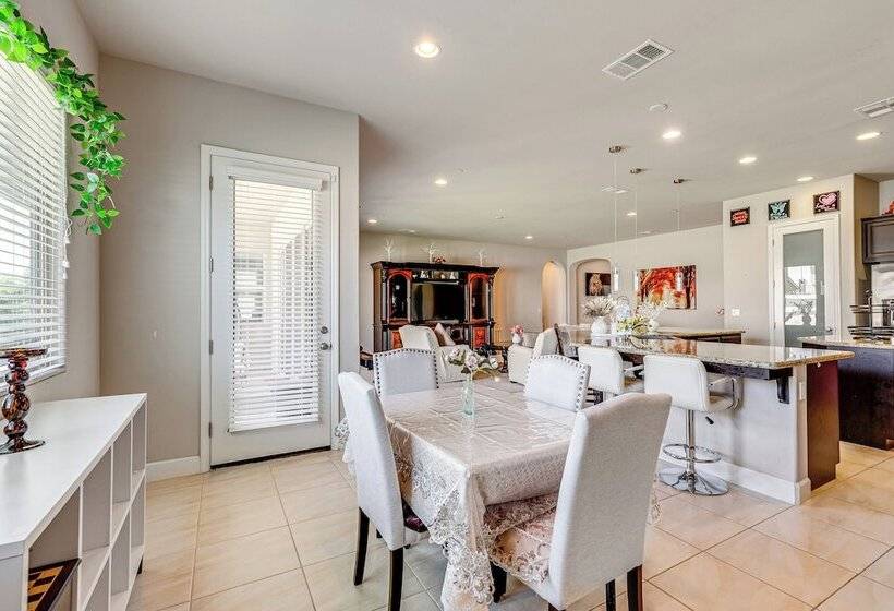 Beautiful Bakersfield Home ~ 8 Mi To Downtown!