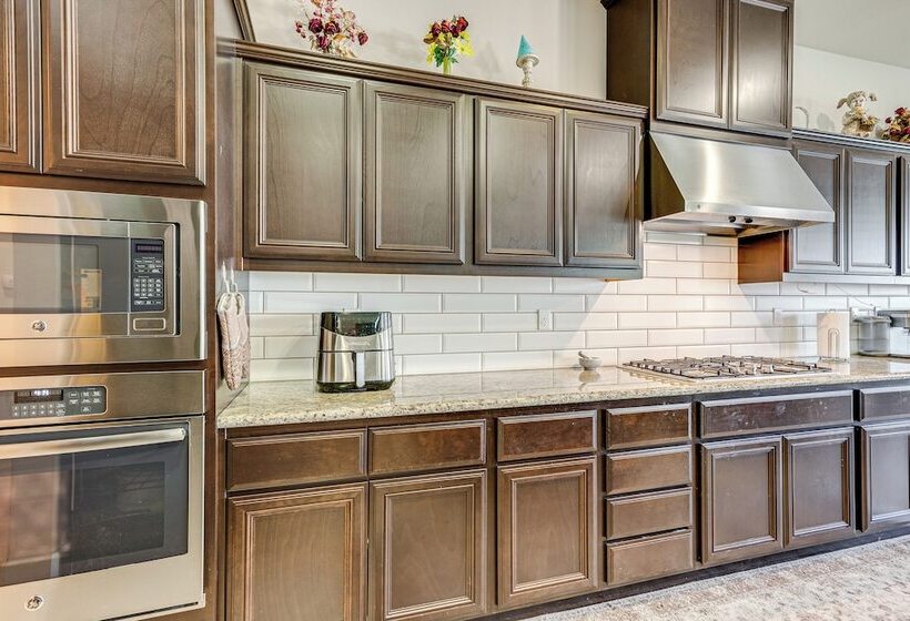 Beautiful Bakersfield Home ~ 8 Mi To Downtown!