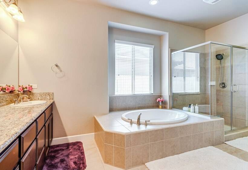 Beautiful Bakersfield Home ~ 8 Mi To Downtown!