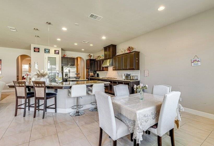 Beautiful Bakersfield Home ~ 8 Mi To Downtown!