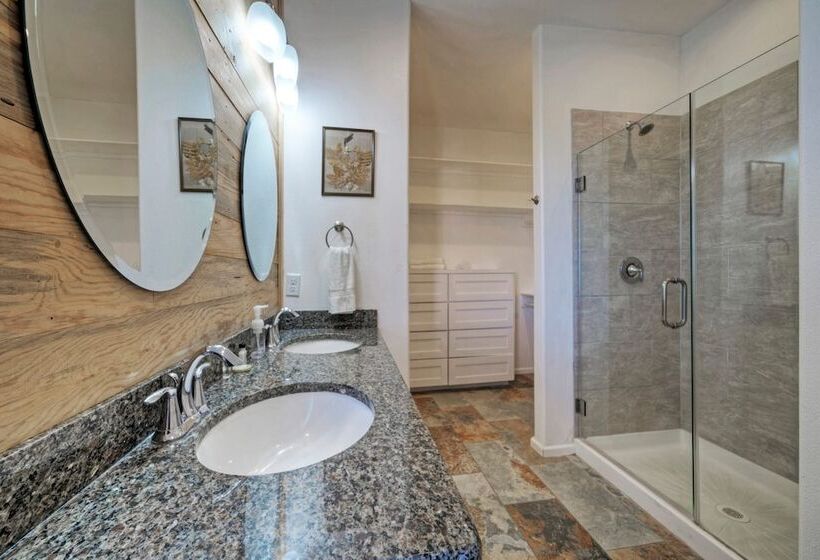 Shared Pool W/ Bay Views, Boat Dock Fishing Big Slough By Avantstay