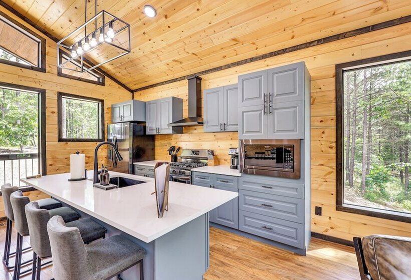 Broken Bow Cabin: Hot Tub, Fire Pit & Pet Friendly