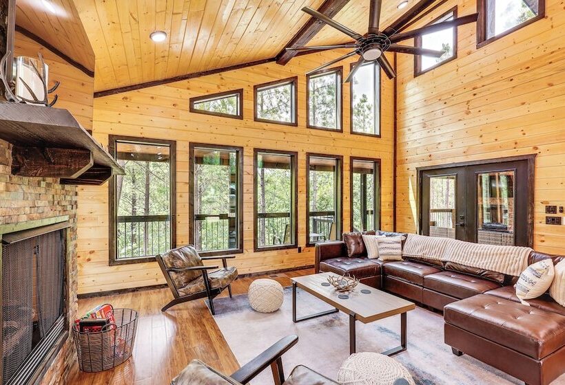 Broken Bow Cabin: Hot Tub, Fire Pit & Pet Friendly
