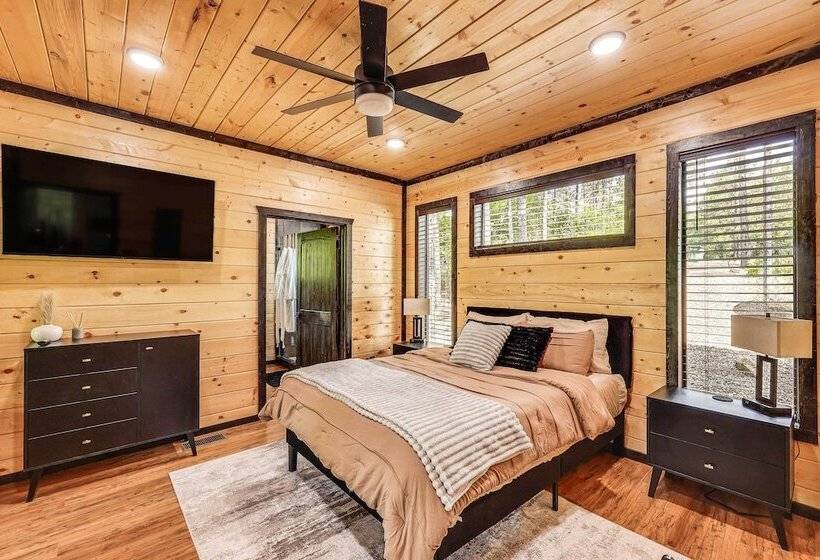 Broken Bow Cabin: Hot Tub, Fire Pit & Pet Friendly