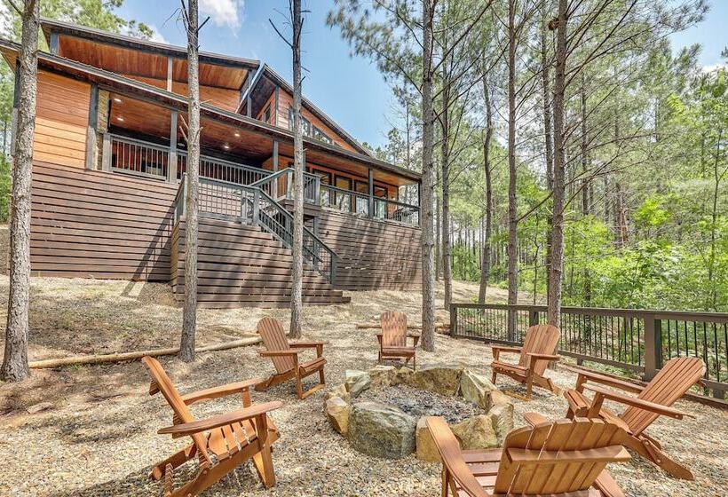 Broken Bow Cabin: Hot Tub, Fire Pit & Pet Friendly