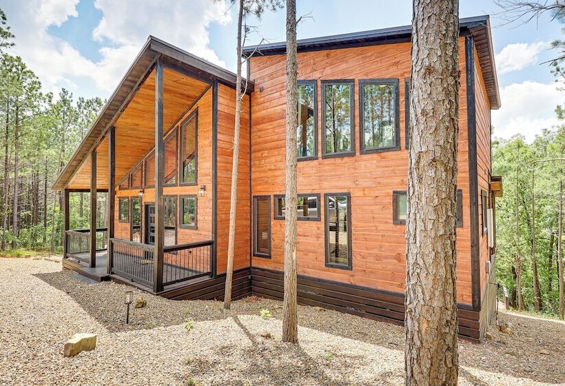 Broken Bow Cabin: Hot Tub, Fire Pit & Pet Friendly